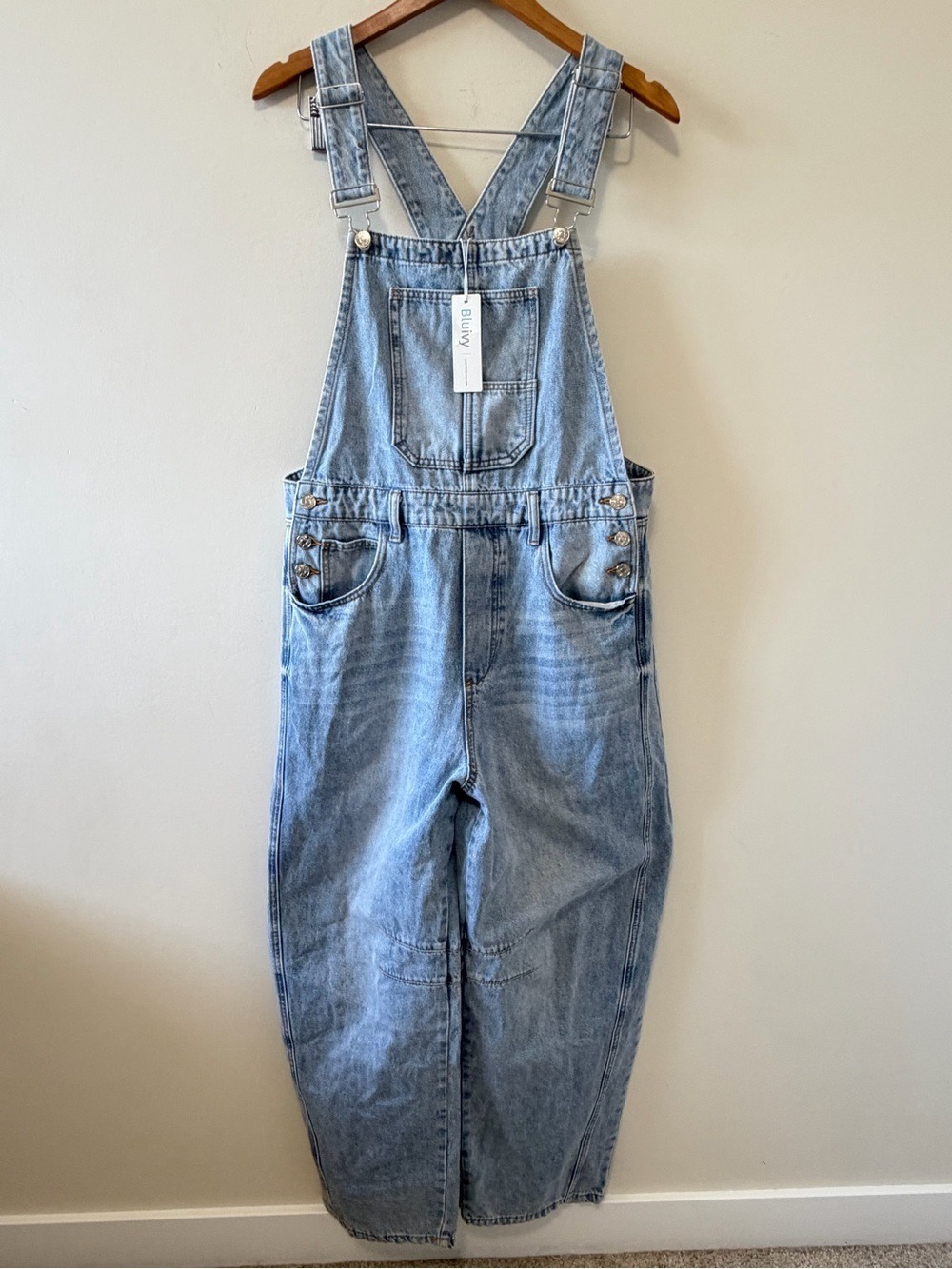 NWT BLUIVY - DENIM BARREL OVERALLS IN LIGHT WASH SIZE L - Picture 5 of 13
